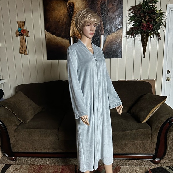 Adonna Sleepwear • Gray • Plush • Robe • Size Medium - Picture 12 of 16